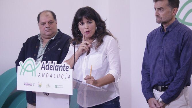 La líder de Adelante Andalucía, Teresa Rodríguez, durante una rueda de prensa.