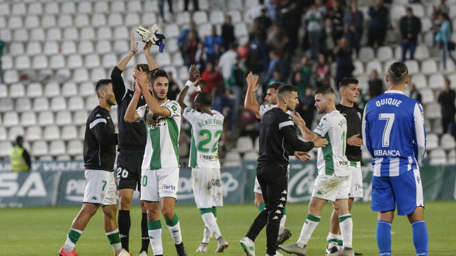 Los jugadores del Córdoba saludan a su afición después del último partido en casa, ante el Deportivo.
