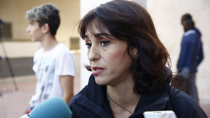 La granadina Juana Rivas hace declaraciones a la prensa.