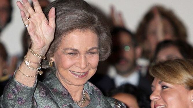 La Reina Sofía saluda en uno de los actos benéficos que apoya.