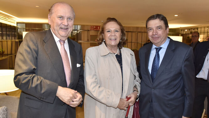 Jos&eacute; Moya, presidenta de Pers&aacute;n y Concha Yoldi, presidenta de la Fundaci&oacute;n Pers&aacute;n, con Luis Planas.