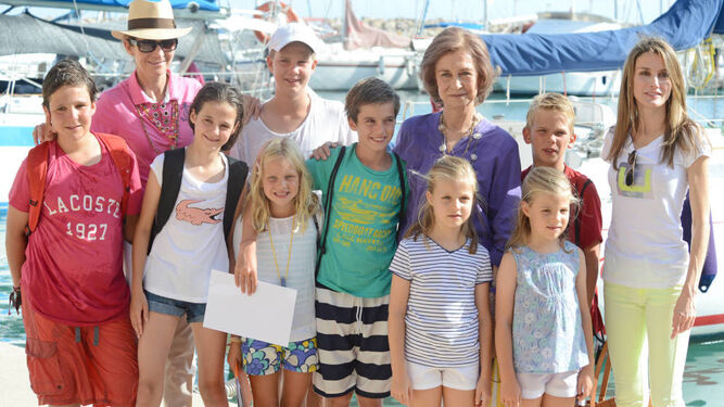 Una de las últimas fotos con sus ocho nietos, en Mallorca.