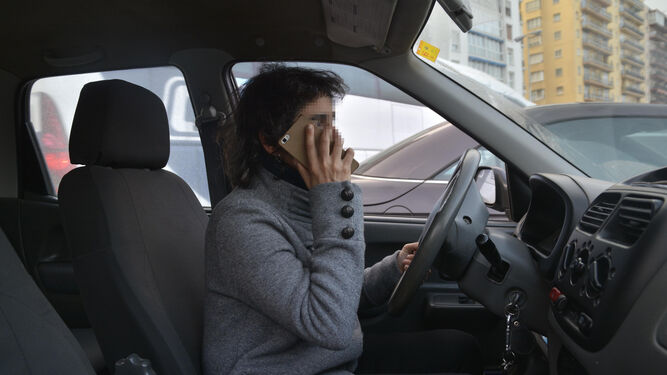 Un hombre atiende una llamada mientras conduce.
