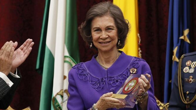 Doña Sofía, recogiendo uno de los múltiples premios que le han otorgado por su ingente labor solidaria y benéfica.