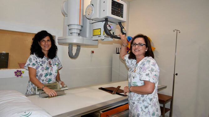Dos profesionales del Reina Sofía, junto al nuevo equipo de radiología digital infantil.