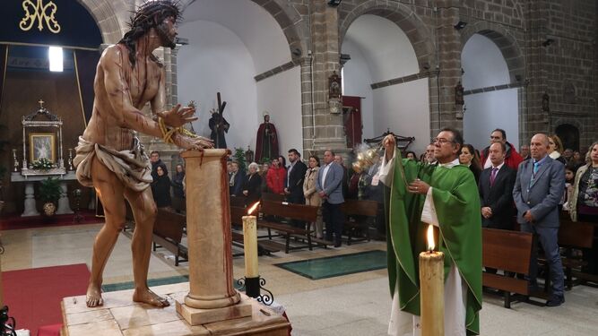El sacerdote Manuel Muñoz bendice la talla de Jesús de la Misericordia Amarrado a la Columna.