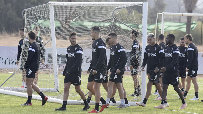 Los jugadores del Córdoba colocan las porterías en la Ciudad Deportiva antes de arrancar un entrenamiento.