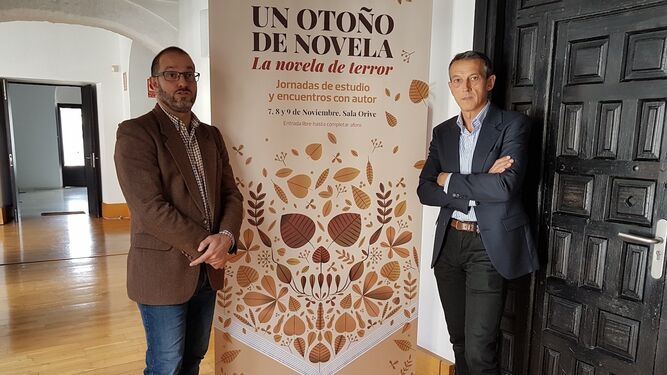 David Luque y Francisco José Jurado, junto al cartel del ciclo.