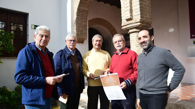 Responsables de la Asociación Arte, Arqueología e Historia, junto a Desiderio Vaquerizo y Javier Rosón, con el programa del ciclo.