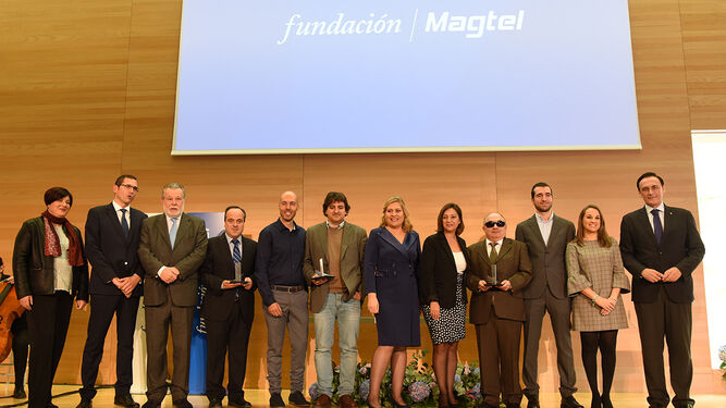Foto de familia de los premiados junto a las autoridades y responsable de la Fundación Magtel.