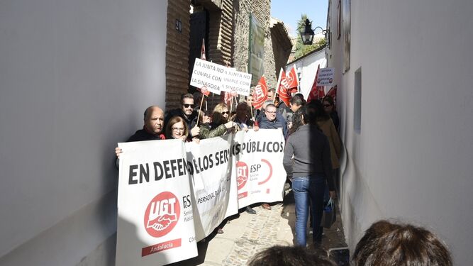 Protesta de UGT frente a la Sinagoga.