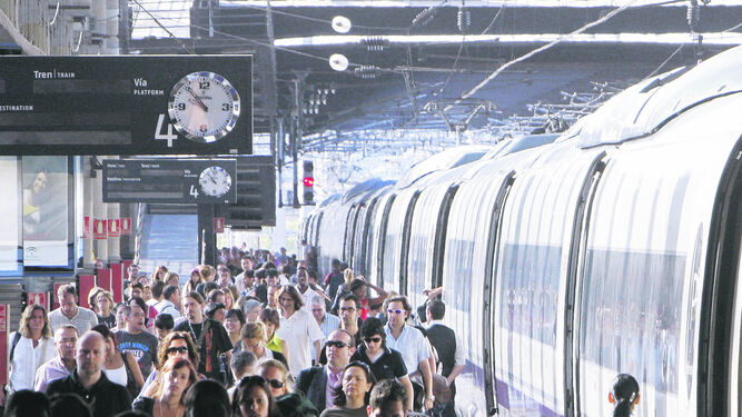 Los viajeros descienden del AVE  en la estación de Atocha.