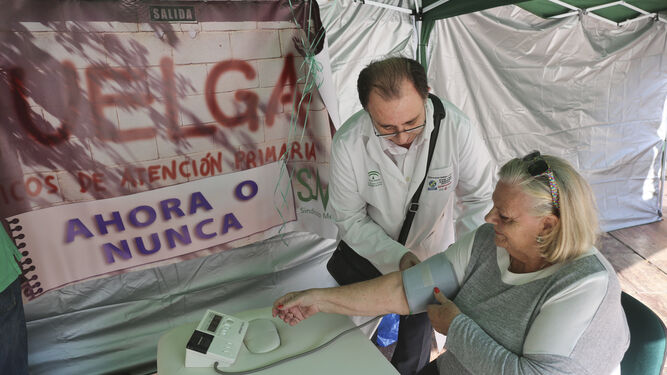 Un médico toma la tensión en una huelga en Málaga.