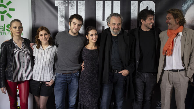El director con los actores de 'Tu hijo' en la presentación del filme, esta semana, en Sevilla.