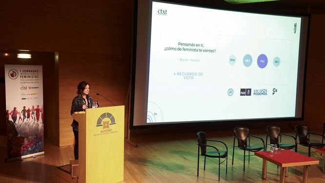 Belén Barreiro, directora de la empresa de sondeos, presenta los datos en Zaragoza.