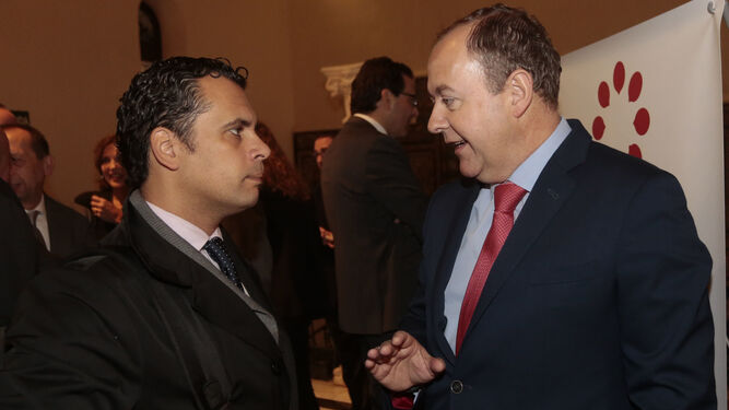 Ra&uacute;l Perales, director general de Comercio de la Junta, con Luis Osuna.