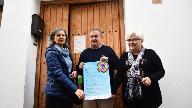 Antonio Toledano sostiene el cartel de la XV edición de la Semana Vecinal junto a Dolores Suárez y a Blanca Toscano.