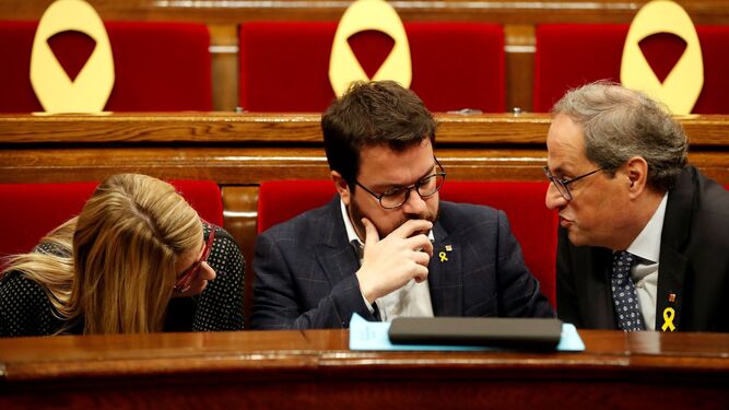 Quim Torra, conversa con Pere Aragones y Elsa Artadi en el Parlament.