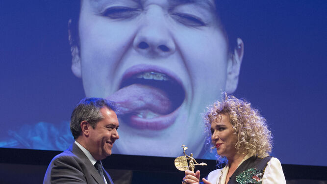 Valeria Golino recibe el Premio Ciudad de Sevilla de manos del alcalde Juan Espadas.