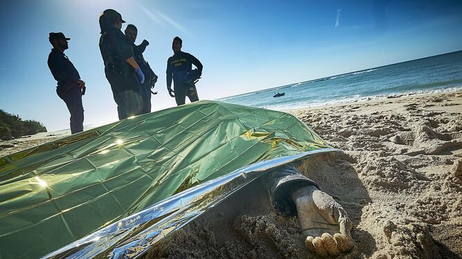El cadáver de  uno de los marroquíes naufragados, en la playa de Caños de Meca.