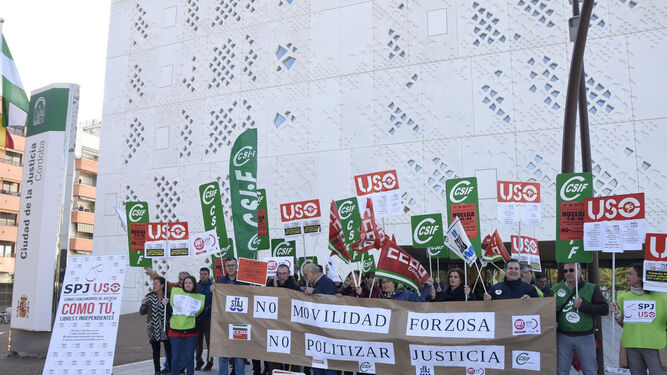 Concentración de los sindicatos a las puertas de la Ciudad de la Justicia de Córdoba.