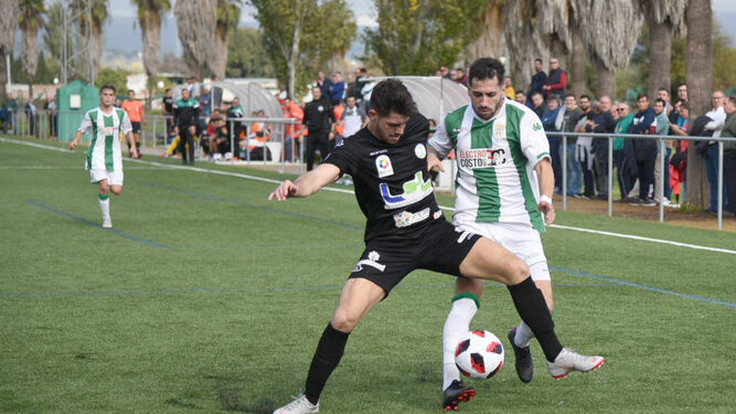 Un jugador del Ciudad de Lucena trata de cortar el avance del blanquiverde Sarmiento.