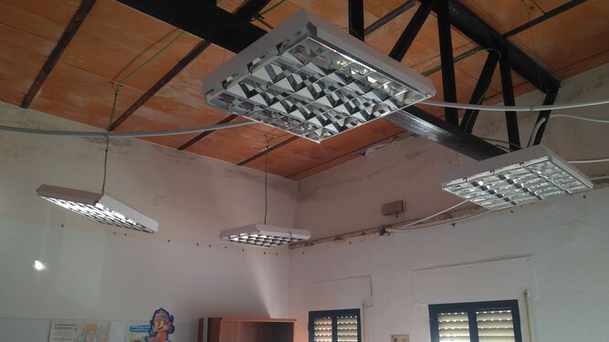 Luminarias colgando del techo.