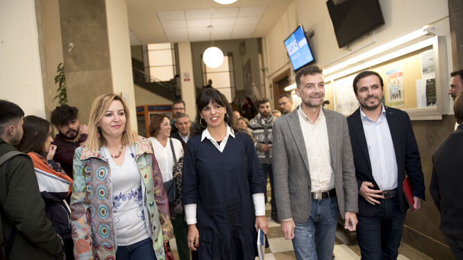 Los candidatos de Adelante Andalucía, Carmen Lizárraga, Teresa Rodríguez y Antonio Maíllo, junto a Alberto Garzón.