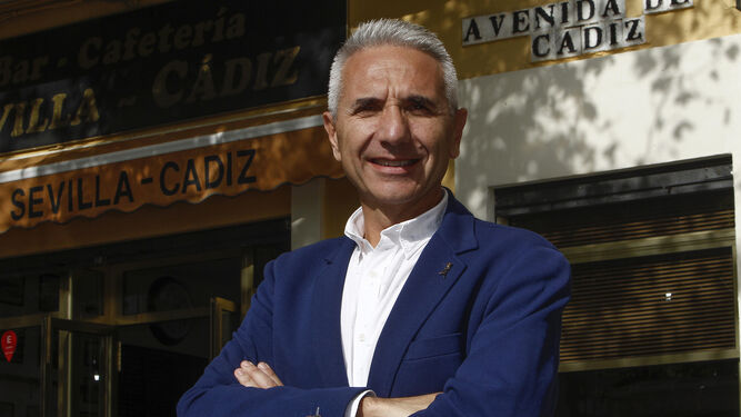 El consejero de Cultura, Miguel Ángel Vázquez, frente al bar Sevilla-Cádiz.
