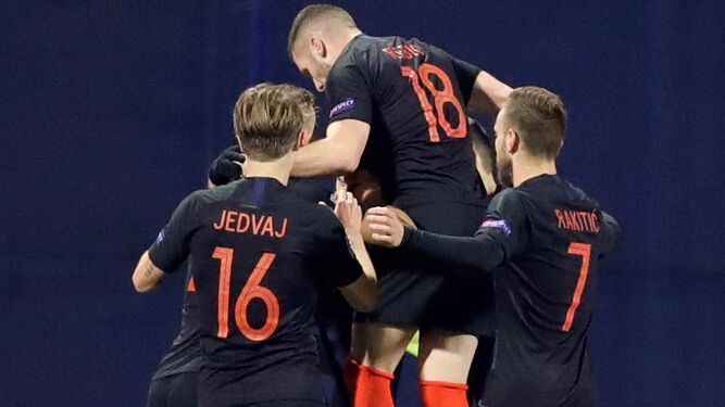 Los jugadores croatas celebran uno de los goles ante España