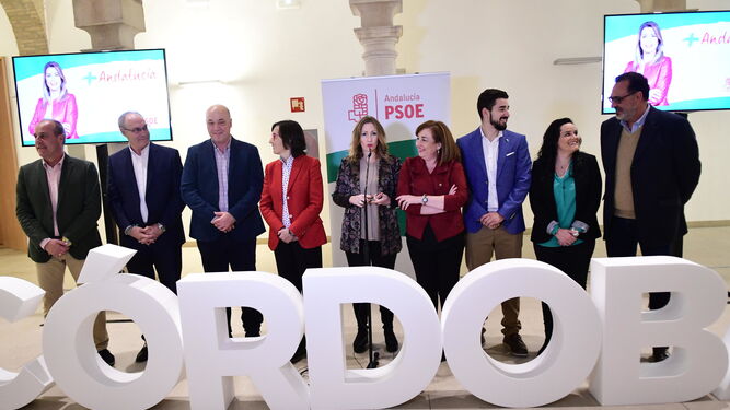 Candidatos y dirigentes del PSOE de Córdoba junto al Palacio de Congresos de la  calle Torrijos.