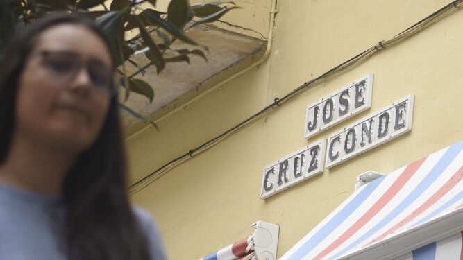 Una joven pasa junto al rótulo de la calle José Cruz Conde.