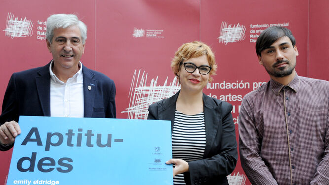 Alfonso Osuna, Marisa Ruz y Juan López, con el cartel de Aptitudes.