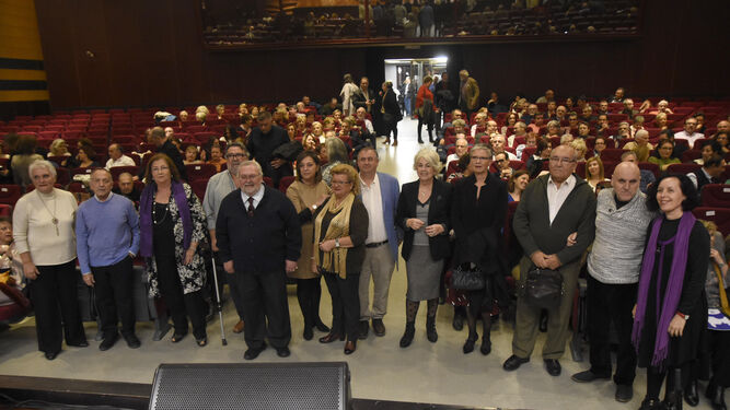 Foto de familia de los premiados junto con la alcaldesa, Isabel Ambrosio.