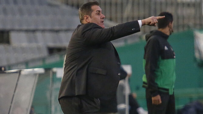 Sandoval, dando instrucciones a sus jugadores ante el Cádiz.