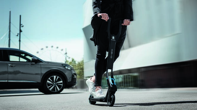 Los patinetes eléctricos, los peatones y los coches no pueden convivir juntos según la DGT