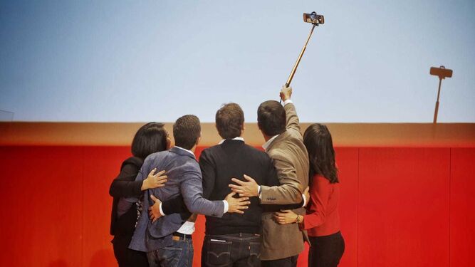 Líderes de Ciudadanos se hacen un selfie en el Palacio de Congresos de Cádiz.