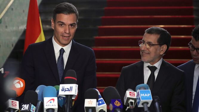 El presidente del Gobierno español, Pedro Sánchez,iz., y el primer ministro marroquí, Saadedín Al Othmani.