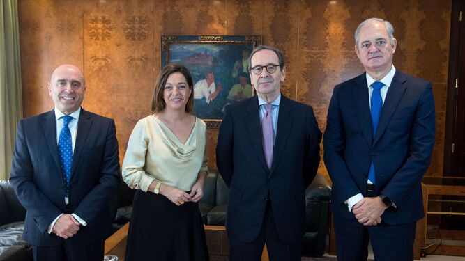 Dirigentes de Kutxabank, Cajasur y la alcaldesa en la reunión celebrada en Bilbao.