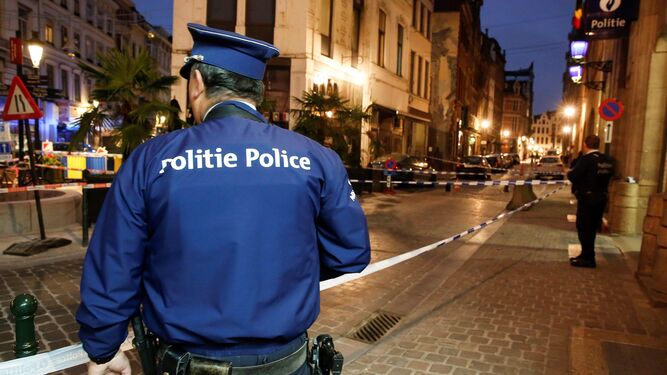 Un policía monta guardia frente a una comisaría en Bruselas donde un agente fue víctima de un ataque con arma blanca.