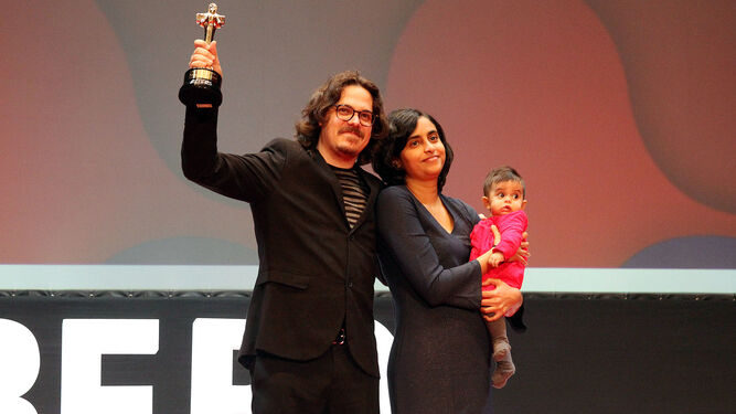 Los directores Natalia Cabral y Oriol Estrada, junto a su pequeña hija Lía, levantan el Colón de Oro a la Mejor Película por ‘Miriam miente’.