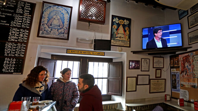 Juan Marín en la televisión del bar Balbino de Sanlúcar, un lugar muy frecuentado por el candidato