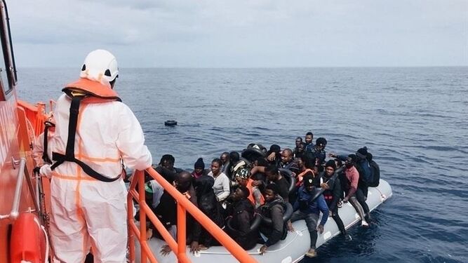 Salvamento Marítimo rescató ayer a 51 inmigrantes en el mar de Alborán.