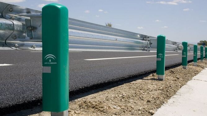 Una barrera para motoristas instalada en una vía de la Junta.