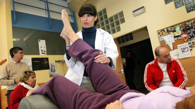 Una mujer, durante una sesión de fisioterapia en la sede de una asociación de pacientes.