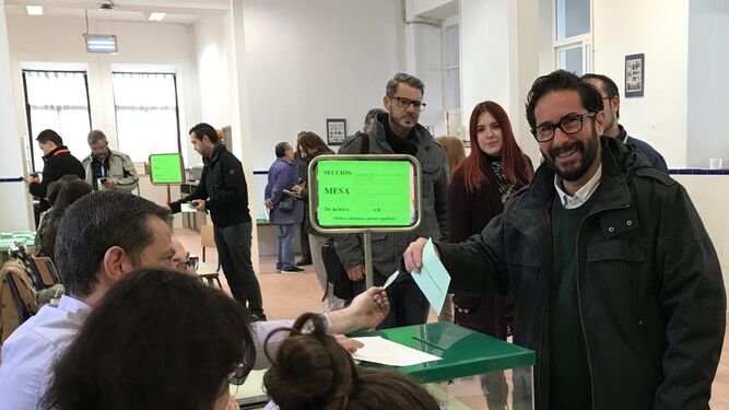 El número dos de Adelante Andalucía, David Moscoso, vota en el López Diéguez.