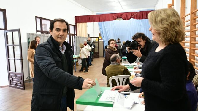 José Antonio Nieto (PP) vota en el colegio Caballeros de Santiago.