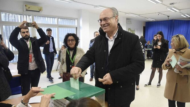 Juan Pablo Durán vota en el colegio Noreña.