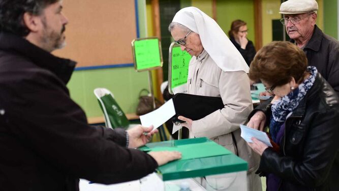 Votantes en el colegio Fray Albino de Córdoba.