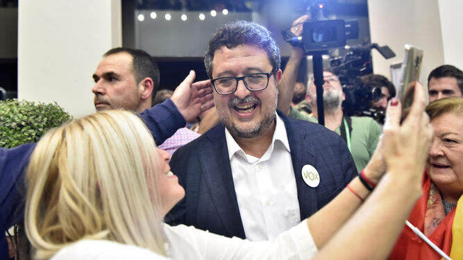 Francisco Serrano es felicitado tras lograr Vox 12 escaños en Andalucía.